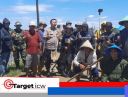 Bhabinkamtibmas Desa Barana Bersama Warga Gelar Kerja Bakti Tambal Jalan Rusak