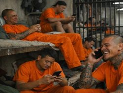 Viral Video Napi Main HP, Indikasi Lapas Jadi Zona Bebas Aturan