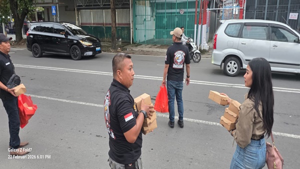 Relawan 76 Makassar Hadirkan Kebahagiaan Lewat Program Berbagi Takjil