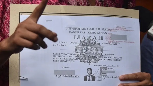 Uji Identik Dimulai, Dokumen Salinan Ijazah Jokowi Dipublikasikan