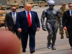 Netizen Heboh Lihat Trump Jalan Bareng “Alien”, Meme UFO Langsung Berseliweran