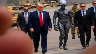 Netizen Heboh Lihat Trump Jalan Bareng “Alien”, Meme UFO Langsung Berseliweran