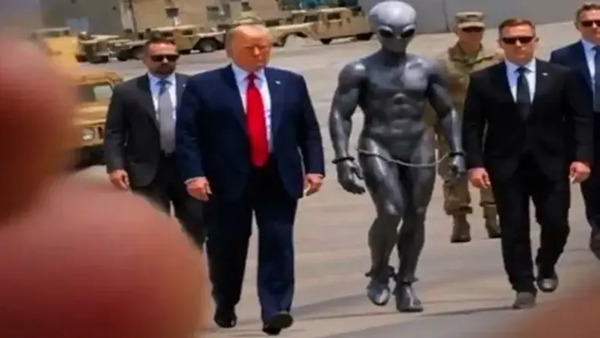 Netizen Heboh Lihat Trump Jalan Bareng “Alien”, Meme UFO Langsung Berseliweran