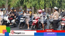 Asap Selimuti Gowa, Kasat Lantas Bagikan Masker kepada Pengendara
