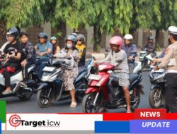 Asap Selimuti Gowa, Kasat Lantas Bagikan Masker kepada Pengendara